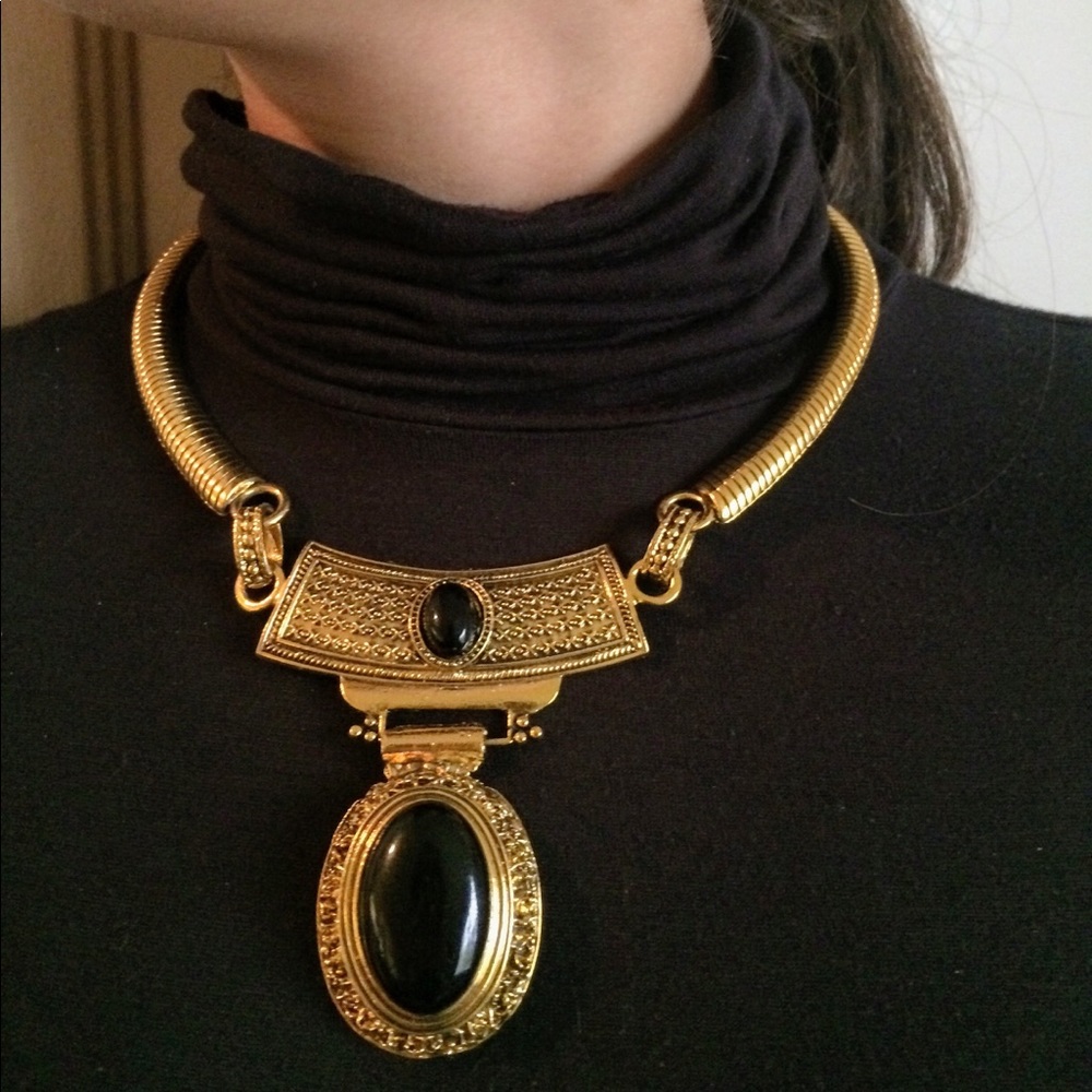 🖤 Fashion Set of Necklace and Earrings.